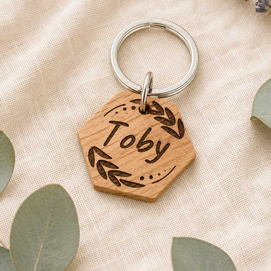 Médaille hexagonale en bois gravée au laser pour chat, personnalisée avec prénom et motif, fabriquée en France par Medaléa