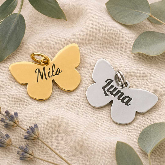 Médaille forme papillon gravée au laser pour chat en acier inoxydable, personnalisée avec prénom et coordonnées, fabriquée en France par Medaléa