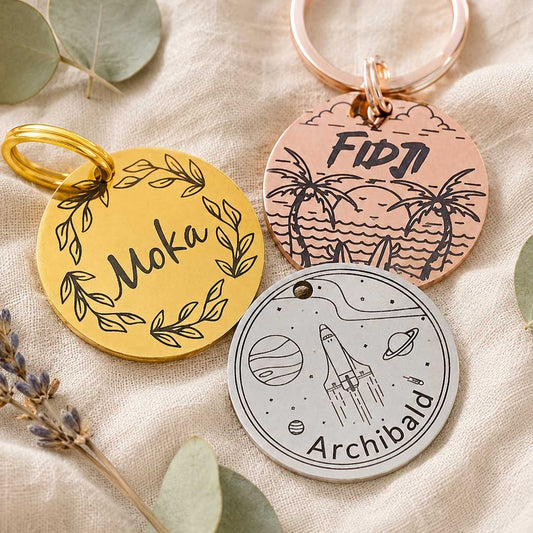 Médaille ronde gravée au laser pour chat en acier inoxydable, personnalisée avec prénom et coordonnées, fabriquée en France par Medaléa